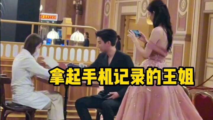 At the Starlight Awards backstage, the hottest activity was getting a traditional Chinese medicine c