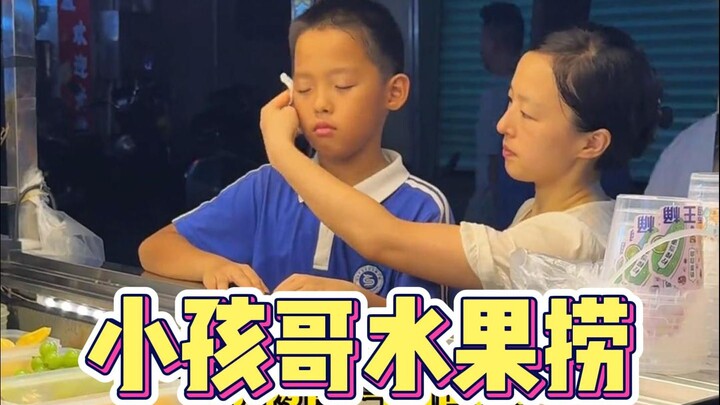 Cậu bé mười tuổi giúp bố mẹ bày hàng bán trái cây dầm, ngoan biết bao!