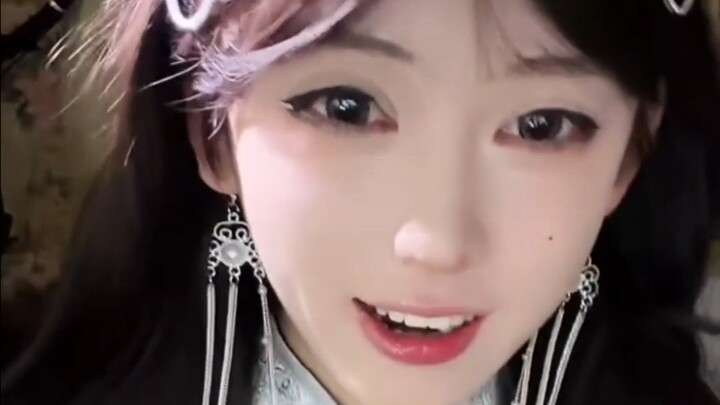 Senyum YuanYuan yang bahagia benar-benar bikin kesal!