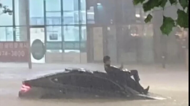 พี่ชายแฟนคลับที่ใจเย็นที่สุดท่ามกลางฝนตกหนักในเกาหลี