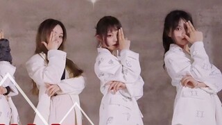 The original choreography has invaded the OP+ interlude with two consecutive dance entries