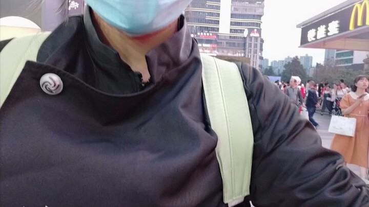 When you cos high school Xia Youjie is walking on the commercial street...