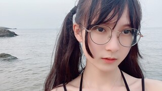 Cô gái mặc đồ bơi