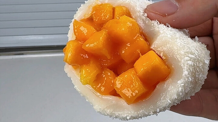 Hèn chi món xôi viên chỉ 5 tệ một cái trước cổng trường lại được nhiều người thích đến thế. Thế là t