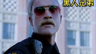 白人警察看见黑人 怎么也控制不住自己的手