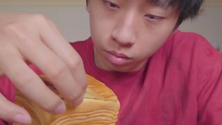 Apakah roti tawar sobek yang sangat populer ini memang enak? Mari coba, pemuda tampan!