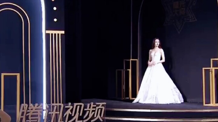 เธอเกิดมาเพื่อเป็นดารา ฟ้าลิขิตให้เธอดังอยู่แล้ว ท่าทางที่คุณพยายามดึงเธอลงมาเพื่อให้ตัวเองดูดีมันน่