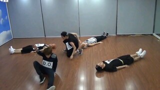 Bản cover ca khúc "Why So Serious" của SHINee trong phòng tập của EXO
