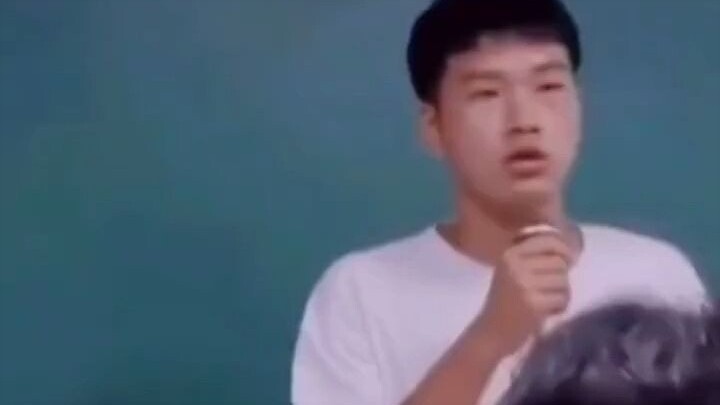 Sinh viên đại học tự giới thiệu khiến cả lớp cười bò, lập tức biến thành hài độc thoại