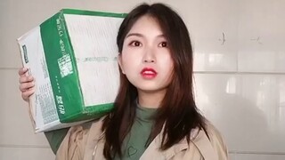Mang theo một hộp nước thì không thành vấn đề, nhưng mở nắp chai thì không thể!