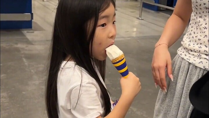 Ai mà ngờ kem lại tự thêm một màn kịch cho mình nhỉ?