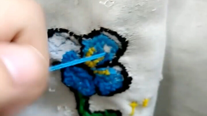 谁会在学校的破窗帘上搞刺绣啊喂！！