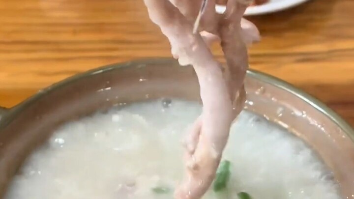 Segar, benar-benar segar, saat saya makan ikan di dalam panci itu masih sempat menampar wajah saya