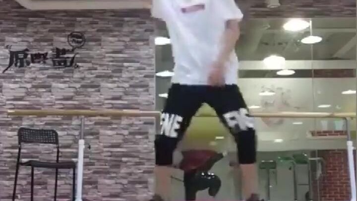 【Lin Mo】Ternyata 4 tahun lalu sudah menguasai koreografi seksi dengan menutup mikrofon hahaha