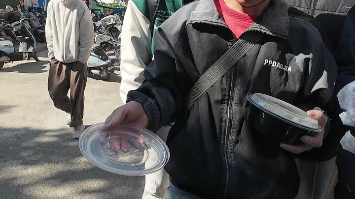 Setting Up a Stall to Sell 10-Yuan Braised Pork Rice on Day One of the New Order