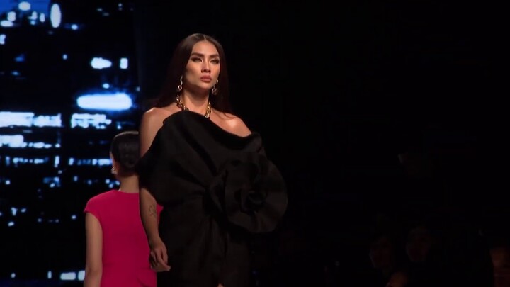 VÕ HOÀNG YẾN CATWALK KHỚP TỪNG NHỊP NHẠC TẠI SHOW SIXDO CỦA ĐỖ MẠNH CƯỜNG