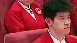 莎头组合：让一群全国最会动的人安静坐着开会，这谁能忍住不打瞌睡啊！看给我们大头和莎莎累成啥样了，让他们好好休息一下吧