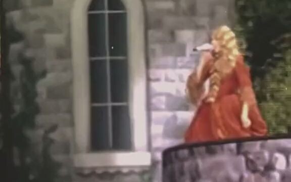哈哈哈哈笑死 裙子卡住走不动了啦！