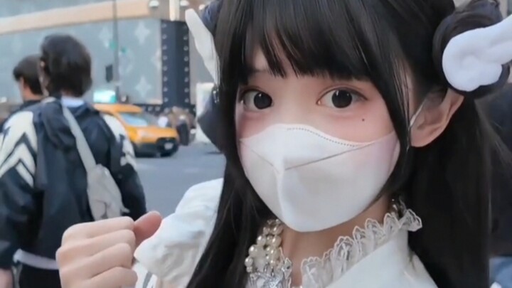 Cai Loli nhảy múa otaku khi đi dạo phố ở New York, Mỹ