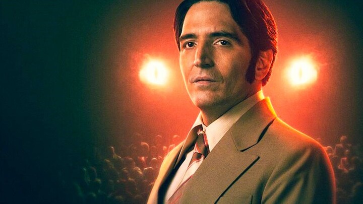 صبي يستخدم لحم الخنزير المقدد لإغراء الكلب الأصفر الكبير ودفعه إلى ارتكاب خطأ، في محاولة لقتله.