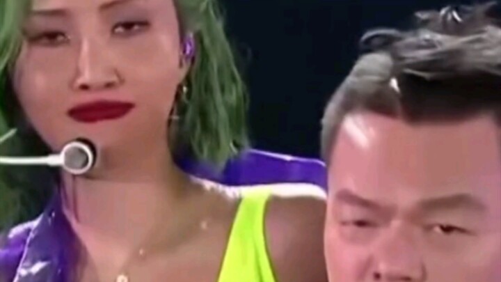 مشاهد شهيرة لـ kpop خارج الدائرة هههههههه