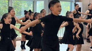 يرقص الصبي الصغير بشكل جميل للغاية، وتكشف حركاته وتعبيراته عن توهج واثق