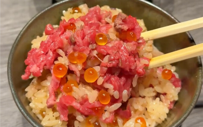 Sushi cuộn tam giác và lẩu sukiyaki bò Wagyu!!