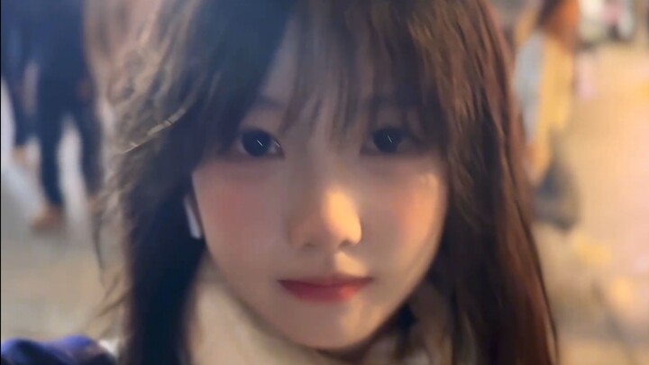 “Cái nụ cười ấy của cô ấy, cứ thế mà đi thẳng vào lòng tôi.”