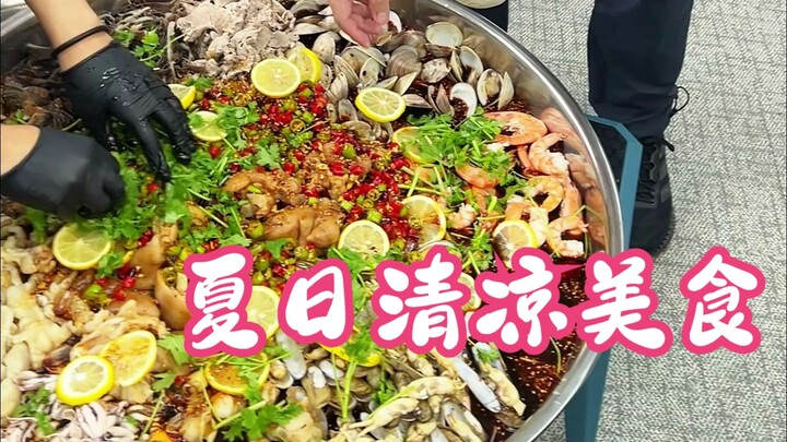 Spicy instant noodles with mouth-watering seafood dipping sauce—this is the taste of summer!