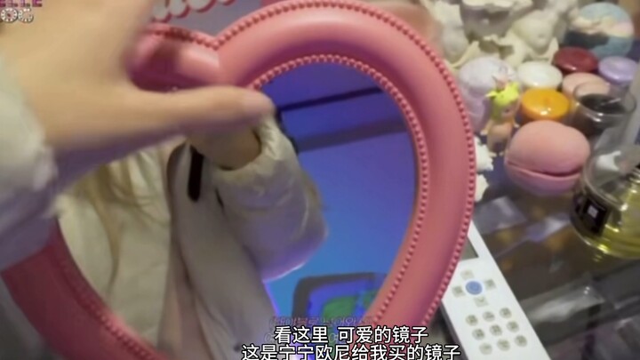 Ningning has known Belle from KISS for two years already, and she even gave her a cute little mirror
