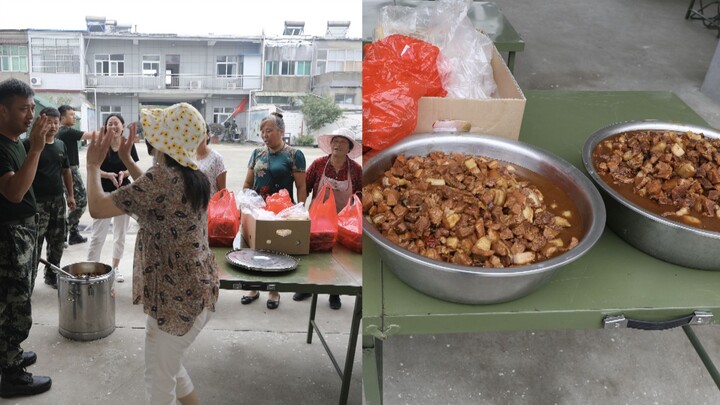 【Bibi Sembelih Bebek untuk Dididihkan Jadi Sup bagi Prajurit Penanggulangan Banjir】Prajurit Minum Sa