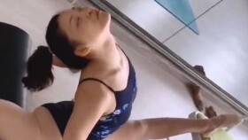 Beautiful girl trains in dance studio, netizens change from being disgusted to being awed