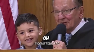 Cậu bé năm tuổi thông minh đã cứu mẹ mình khi mẹ vi phạm tốc độ