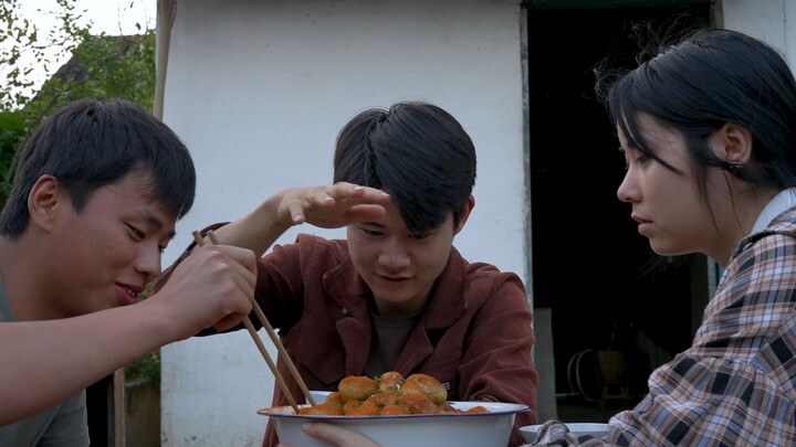 Secuil kentang segar, benih yang ditanam musim dingin lalu, untuk membuat kentang rebus kesukaan adi