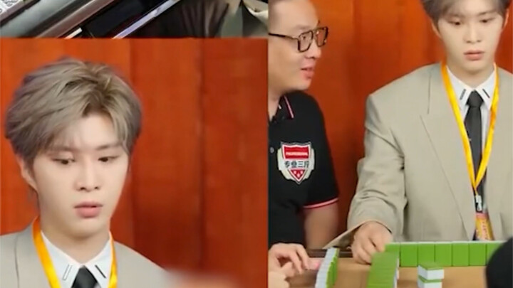 Fan Chengcheng is playing mahjong while fans shout, “Don’t you dare lose!” and he just laughs.
