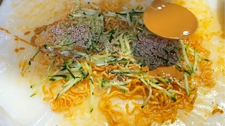 لفائف نودلز الديك الرومي مع رقائق اللينغبي.. أي مزيج سماوي هذا! لذيذة جدًا!