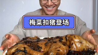 اليوم هو يوم التساهل، وصل طبق لحم الخنزير مع الخضروات المخللة!