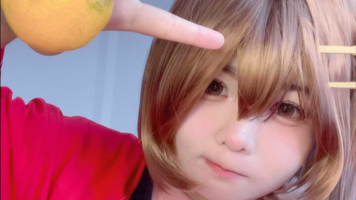 Saat kamu cosplay sebagai Daiwei, gunakan suara khas Daiwei untuk bermain gitar sambil menyanyikan l