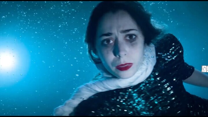 表面上这只是一辆普通的卡车，可当女人走进去后，卡车里竟是一个古罗马风格的餐厅