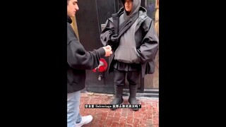 Blogger tren mancanegara dengan kocaknya menampilkan perbandingan: orang biasa memakai Balenciaga vs