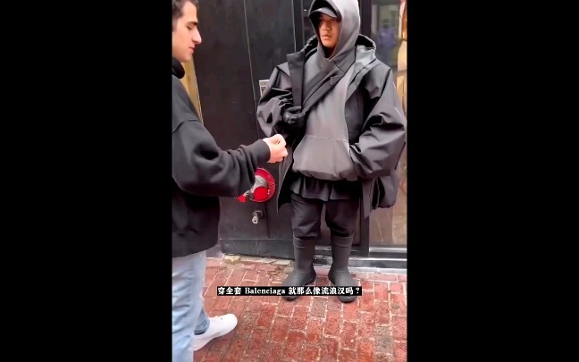 مدون موضة عالمي يقدم عرضًا مضحكًا: كيف يبدو ارتداء "برسيا" من قِبَل شخص عادي مقارنةً بارتدائها من قِ