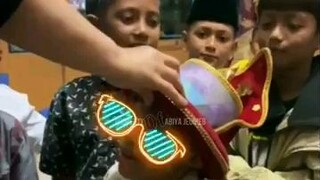 cari baju untuk walimatul khitan , tgk maknum tgk keumala tgk abg muzanni dan santri lainnya