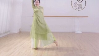 Saya menari mengikuti lagu "Mei" karya Zhu Jinhui. Aku tidak bisa lagi menendang dengan kaki belakan