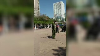 大爷手拿《语录》跳我们永远歌唱您，最后动作有气势