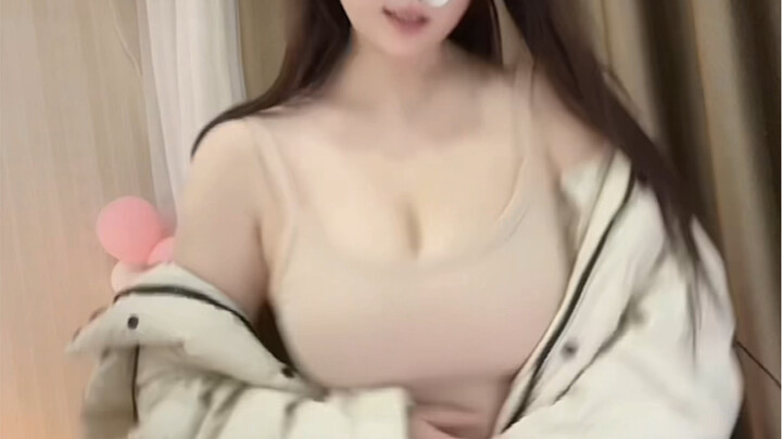 Không bao giờ đoán được vóc dáng bạn gái bên trong chiếc áo phao!