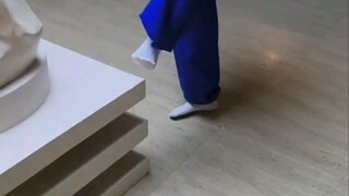 Teman sekamar membawaku berkeliling vila miliknya...