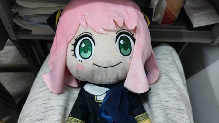 Giờ tự học buổi tối lén dùng khẩu trang may cho Anya một chiếc quần lót