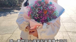 给她买束满天星，她就不会每天发神经