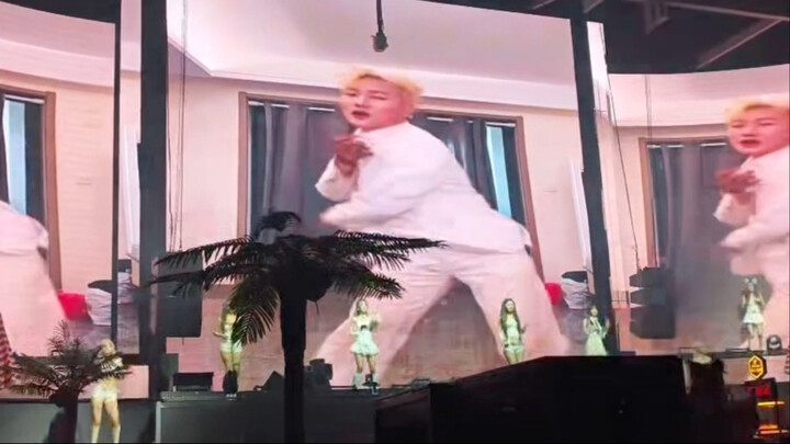 让世界看看小扁担的力量，酒吧大屏都是王扁。