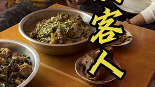 家里来客人啦，这一桌子菜够十来个人吃了